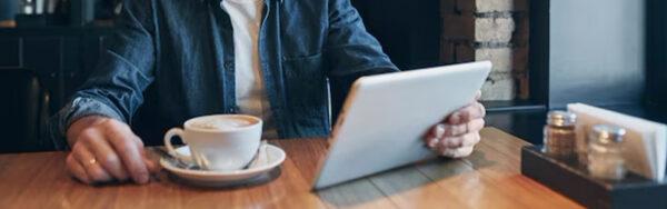 Tabletët në 2025: Sekreti i Produktivitetit në Epokën Moderne 1 working with tablet
